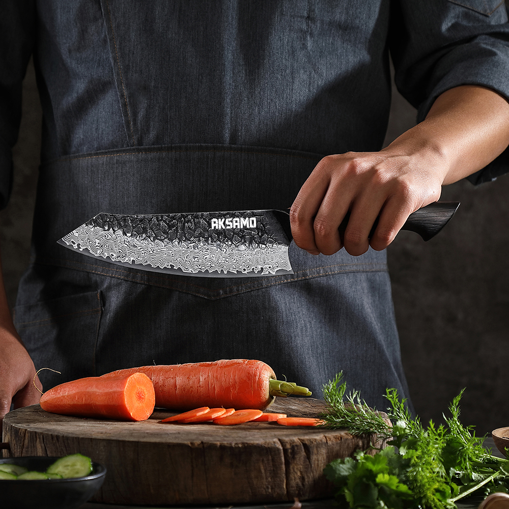 Cuțit Santoku Profesional AKSAMO 7.5"– Damascus 67 Straturi, Lamă Forjată, Mâner din Stejar Alb Ars, Inserții G10 Roșii, Finisaj Negru Titan Stone-Wash [2]