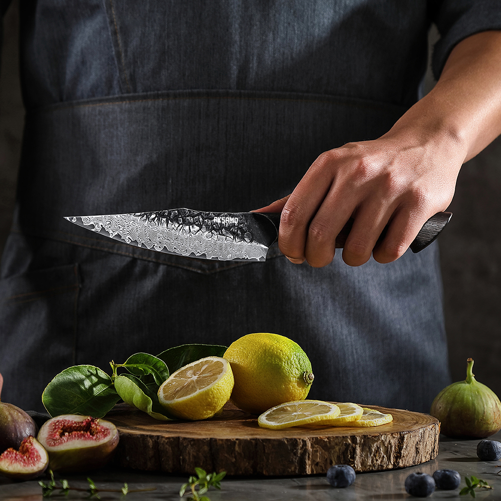 Cuțit Utility Profesional AKSAMO 5.5” – Damascus 67 Straturi, Lamă Forjată, Mâner din Stejar Alb Ars, Inserții G10 Roșii, Finisaj Negru Titan Stone-Wash [1]