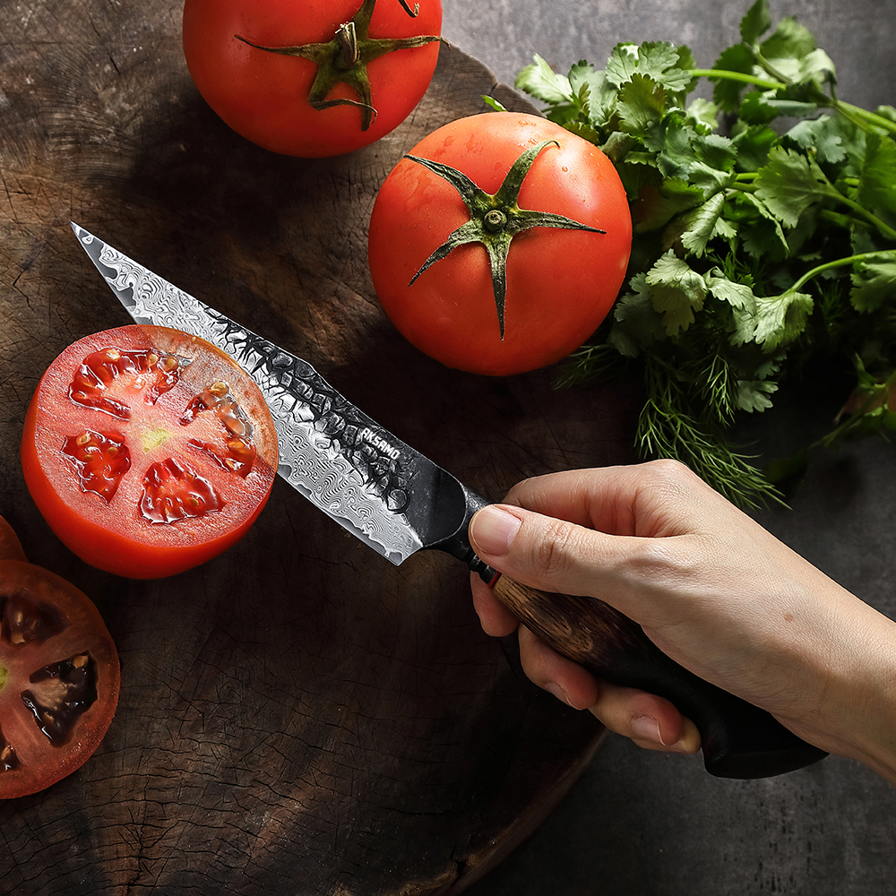 Cuțit Utility Profesional AKSAMO 5.5” – Damascus 67 Straturi, Lamă Forjată, Mâner din Stejar Alb Ars, Inserții G10 Roșii, Finisaj Negru Titan Stone-Wash [4]