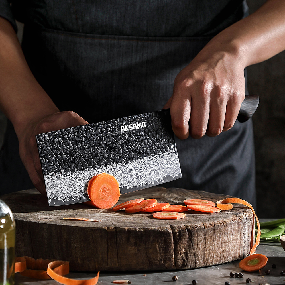 Cuțit Cleaver Profesional AKSAMO 7" – Damascus 67 Straturi, Lamă Forjată, Mâner din Stejar Alb Ars, Inserții G10 Roșii, Finisaj Negru Titan Stone-Wash [1]