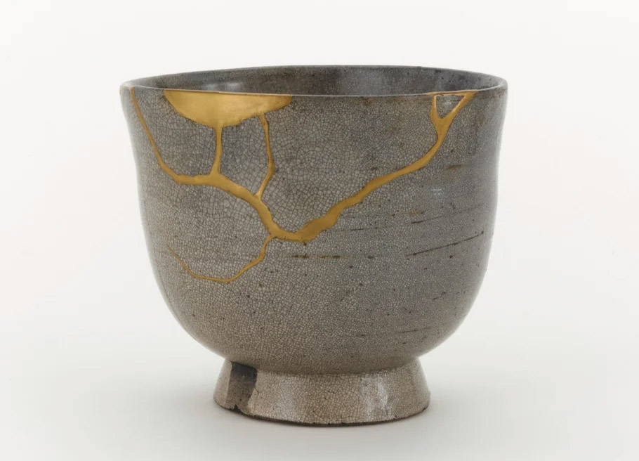 Ce este kintsugi? Tehnica japoneză de a repara ceramica spartă cu aur