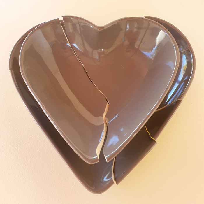 Bol inimă kintsugi cu argint - nr. 010, ceramică gri-taupe - spartă în două, de sus [2]