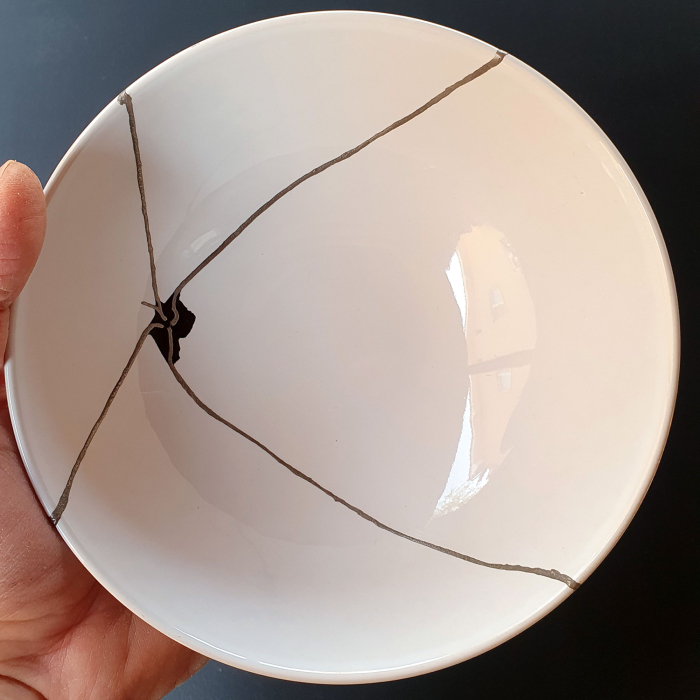 bol-kintsugi-argint-als002-1.jpg. Bol mic de porțelan alb, văzut din față, cu linii de argint în formă de X [4]