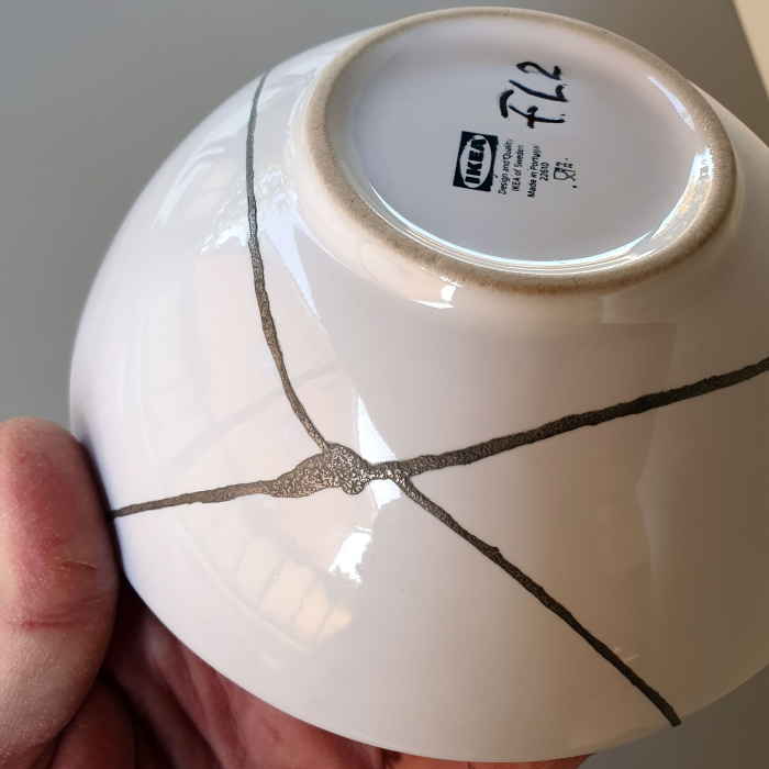 bol-kintsugi-argint-als002-1.jpg. Bol mic de porțelan alb, văzut din față, cu linii de argint în formă de X [6]