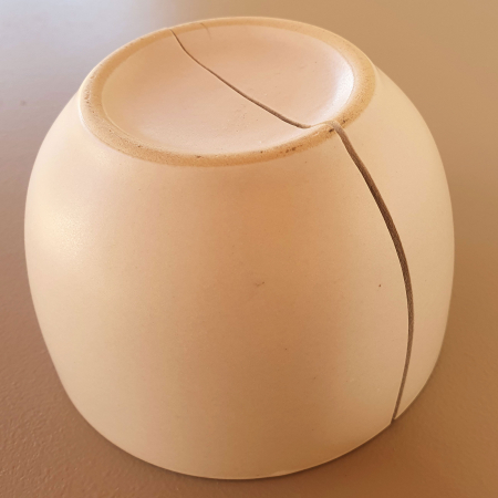 Bol de ceai kintsugi cu argint — nr. 007, interior verde pal — vedere de sus [2]