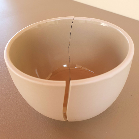 Bol de ceai kintsugi cu argint — nr. 007, interior verde pal — vedere de sus [1]