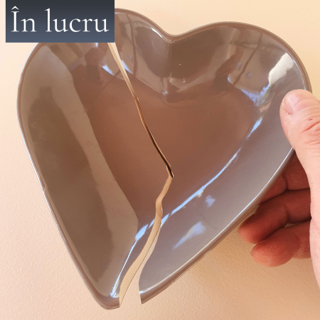 Cani si cesti in lucru - Bol inimă kintsugi cu argint - nr. 010, ceramică gri-taupe - spartă în două, de sus