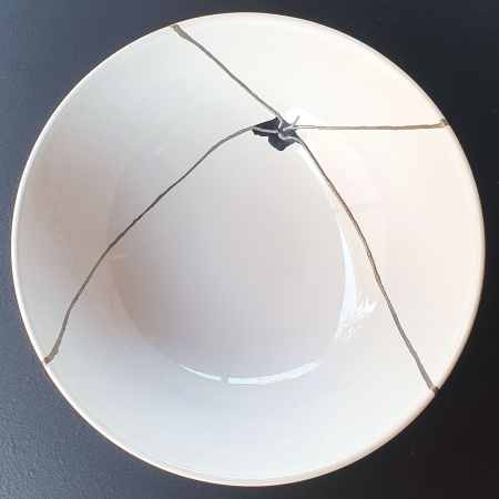 Boluri kintsugi - bol-kintsugi-argint-als002-1.jpg. Bol mic de porțelan alb, văzut din față, cu linii de argint în formă de X