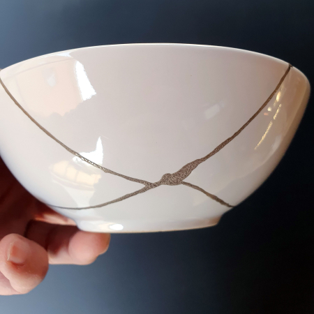 bol-kintsugi-argint-als002-1.jpg. Bol mic de porțelan alb, văzut din față, cu linii de argint în formă de X [2]