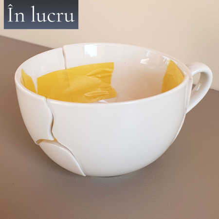 Cani si cesti in lucru - Ceașcă kintsugi cu argint — nr. 009, porțelan alb — în lucru, bucățile ținute cu bandă
