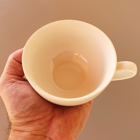 Ceașcă kintsugi cu argint — nr. 009, porțelan alb — în lucru, bucățile ținute cu bandă [5]