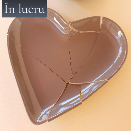 Platouri in lucru - Platou inimă kintsugi cu argint - nr. 011, ceramică gri-taupe - spartă în șapte, de sus