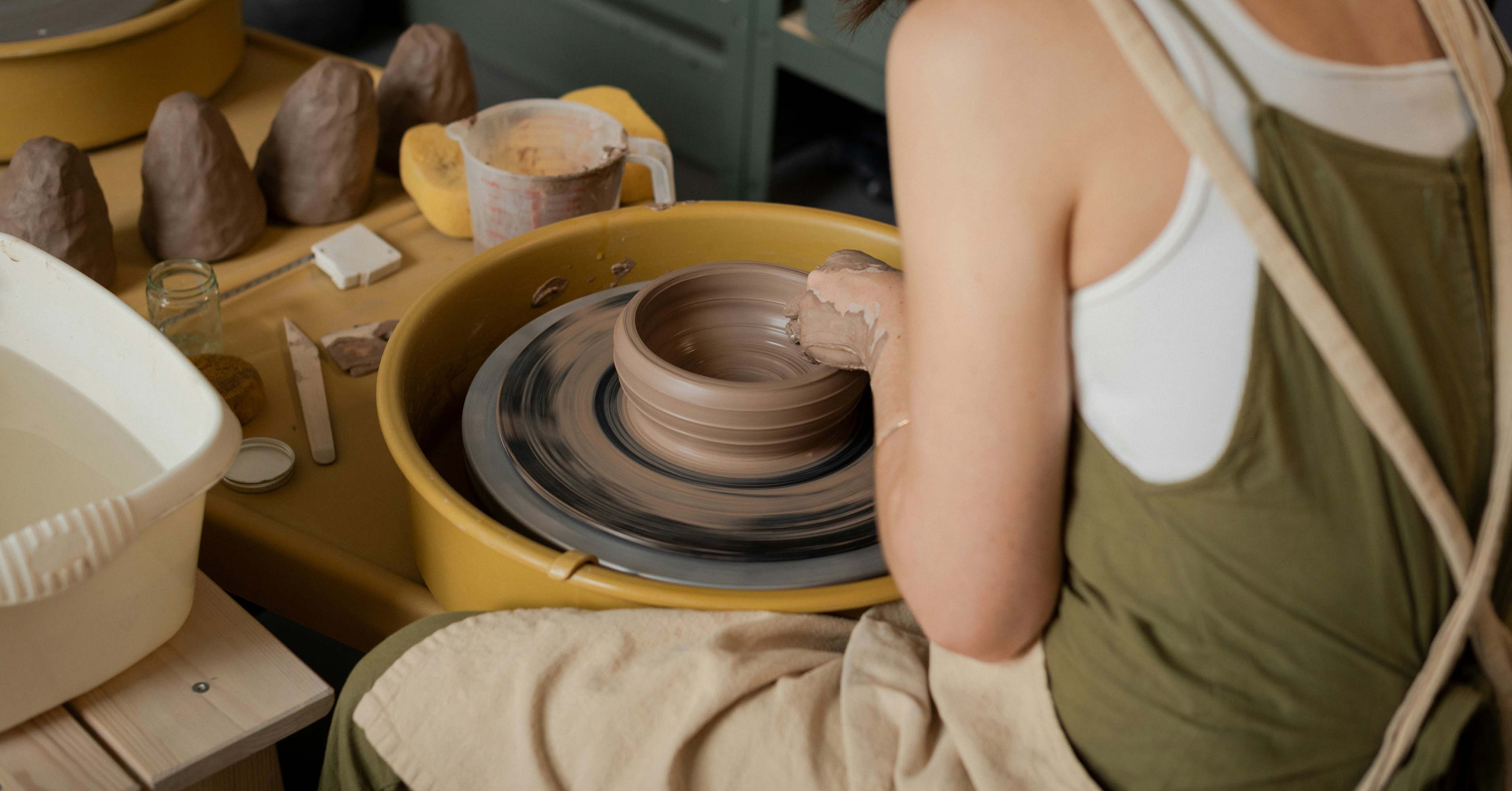 De ce o farfurie handmade costă de 5 ori mai mult decât una de la IKEA — și de ce merită