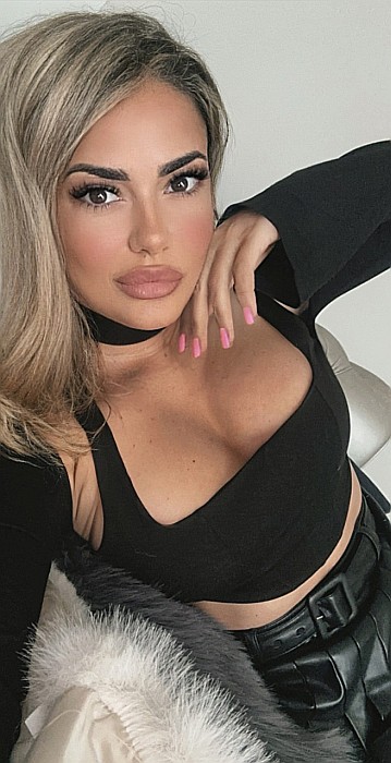 Bluză Neagră cu Decolteu Adânc și Detaliu Guler ALESSI [1]