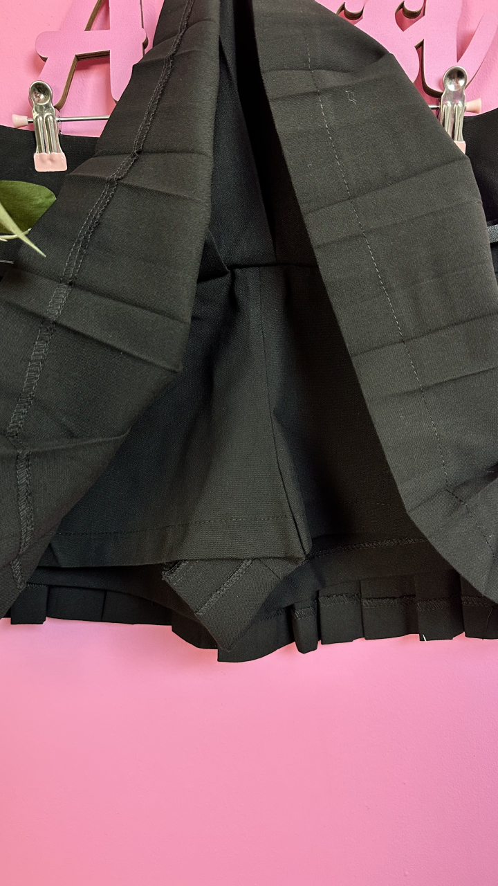 Black Charm – Fusta-pantalon care domină scena ALESSI [3]