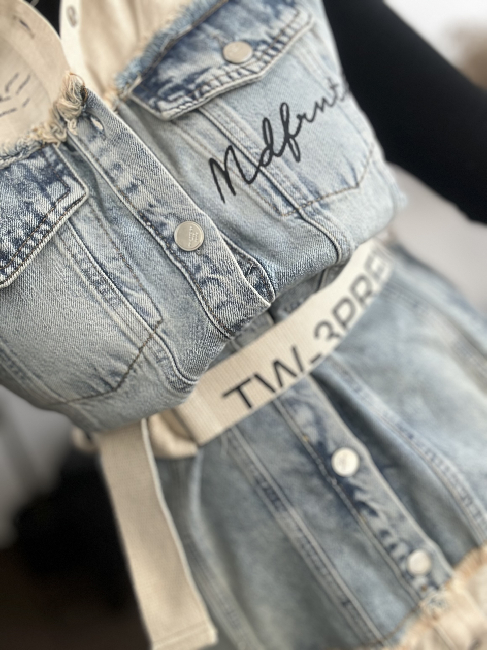 ROCHIE SCURTA BEJ CU DETALII DIN DENIM SI CUREA ALESSI [5]