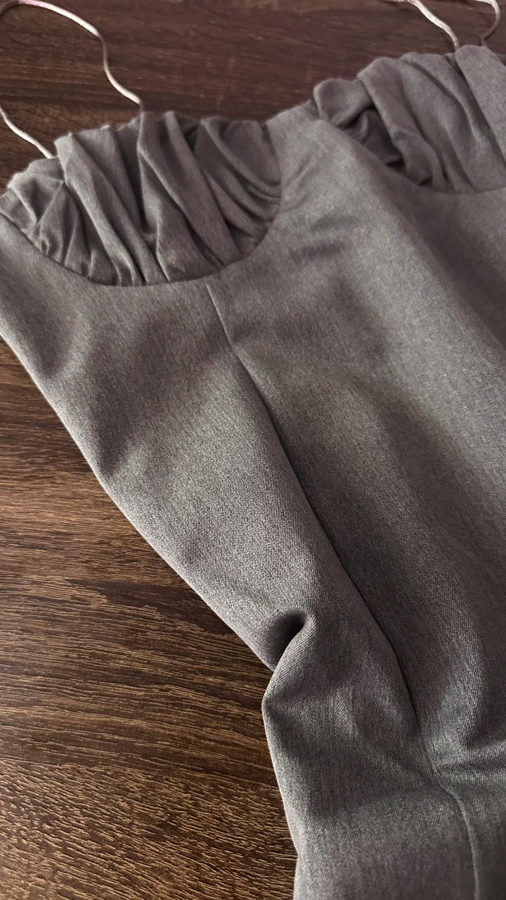 Rochie Scurtă Gri cu Decolteu Fronsat și Bretele Fine ALESSI [2]