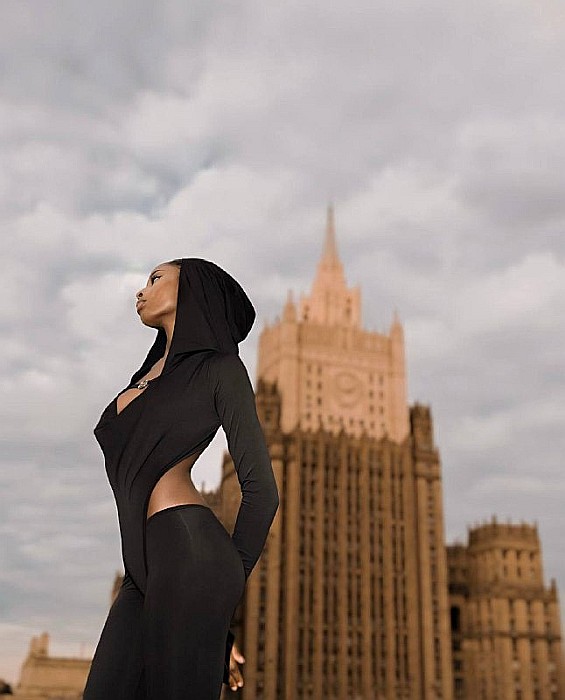 SALOPETĂ NEAGRĂ CU GLUGĂ ȘI ACCESORIU AURIU ALESSI [1]