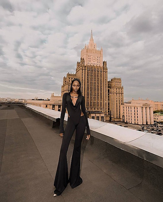 SALOPETĂ NEAGRĂ CU GLUGĂ ȘI ACCESORIU AURIU ALESSI [2]