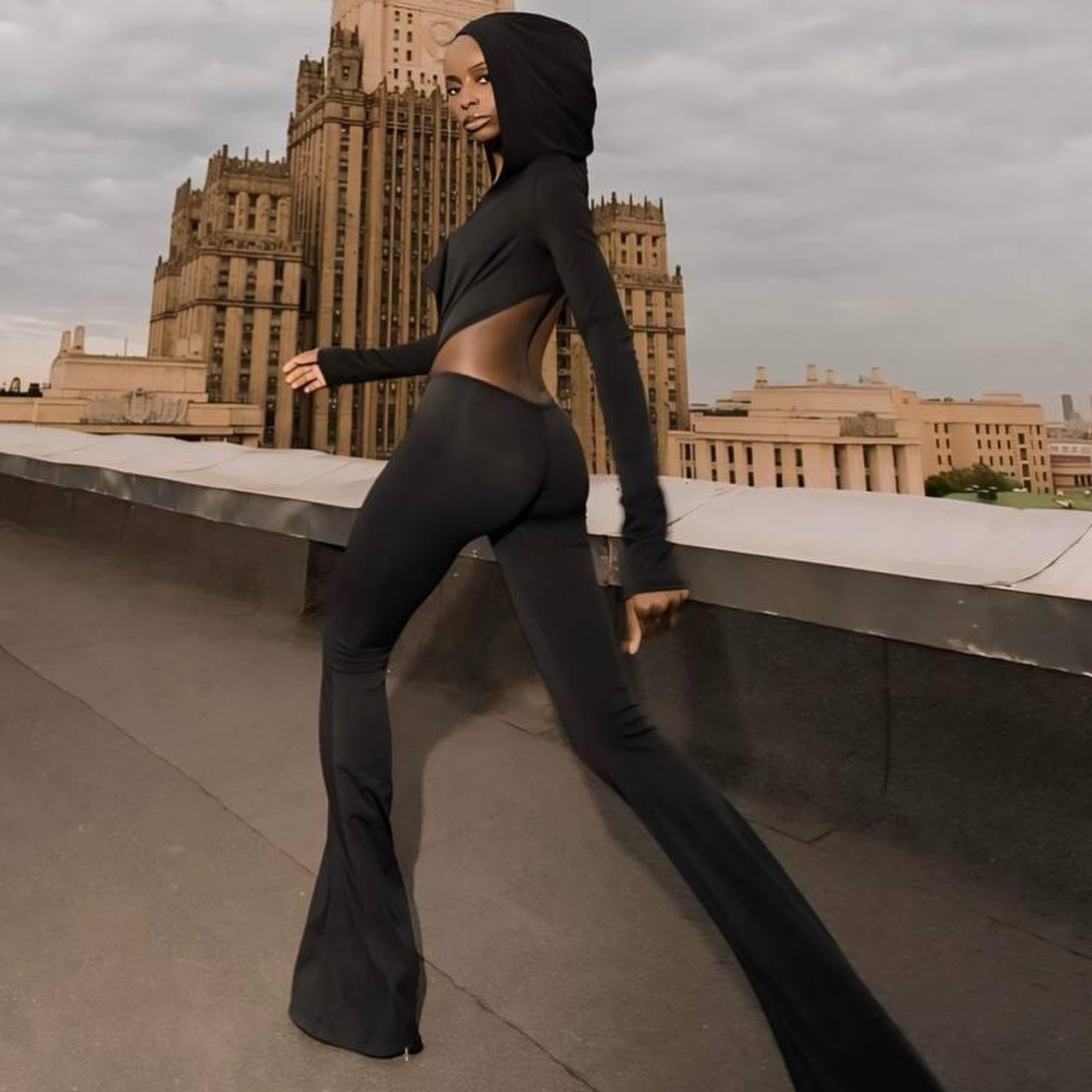 SALOPETĂ NEAGRĂ CU GLUGĂ ȘI ACCESORIU AURIU ALESSI [5]