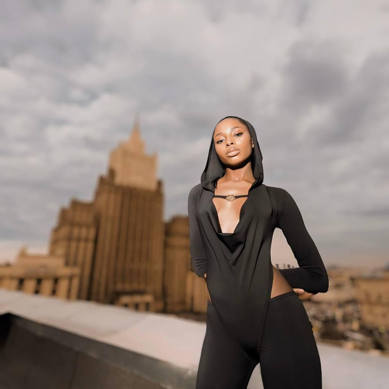 SALOPETĂ NEAGRĂ CU GLUGĂ ȘI ACCESORIU AURIU ALESSI [3]