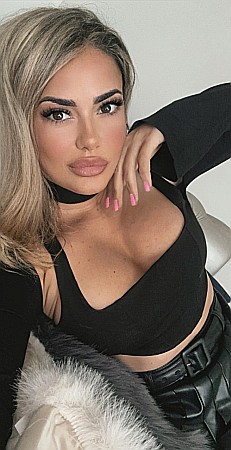 Tricouri, Topuri & Camasi - Bluză Neagră cu Decolteu Adânc și Detaliu Guler ALESSI