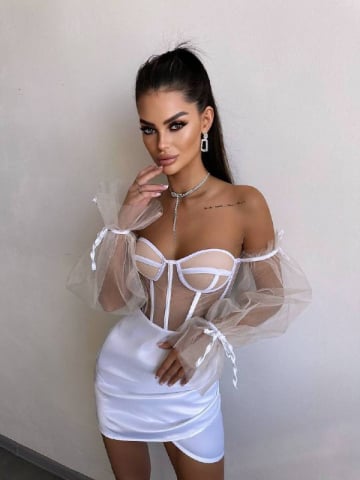 Rochii care Vorbesc - Compleu Elegant cu Corset Nude și Mâneci din Tulle White ALESSI