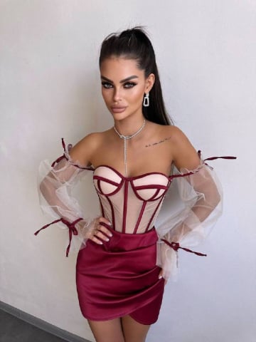 Rochii care Vorbesc - Compleu Elegant cu Corset Nude și Mâneci din Tulle Burgundy ALESSI
