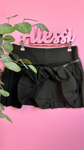 Black Charm – Fusta-pantalon care domină scena ALESSI [1]