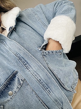 GEACĂ DIN DENIM ALBASTRĂ CU BLĂNIȚĂ ALBĂ ALESSI [3]