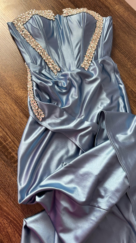 Rochii care Vorbesc - Rochie lungă baby blue din satin cu pietre ALESSI