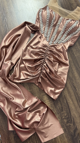 Rochii care Vorbesc - Rochie Scurtă Satinată Roz Bronze cu Aplicații Strălucitoare ALESSI
