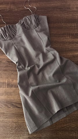 Rochii care Vorbesc - Rochie Scurtă Gri cu Decolteu Fronsat și Bretele Fine ALESSI