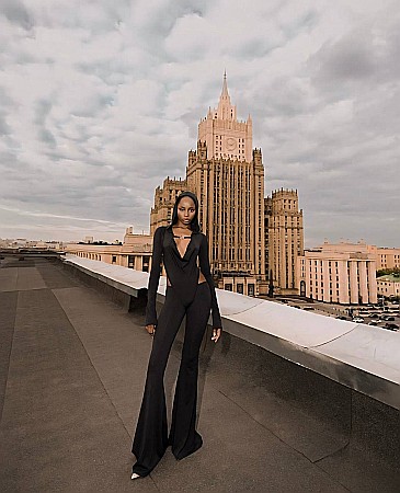 SALOPETĂ NEAGRĂ CU GLUGĂ ȘI ACCESORIU AURIU ALESSI [1]