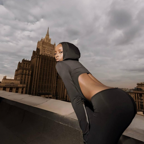 SALOPETĂ NEAGRĂ CU GLUGĂ ȘI ACCESORIU AURIU ALESSI [3]