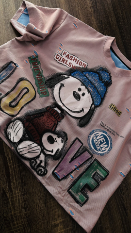 Tricou Oversized „LOVE & Puppy Vibes” – Roz cu Imprimeu Haios și Detalii Distressed ALESSI [1]