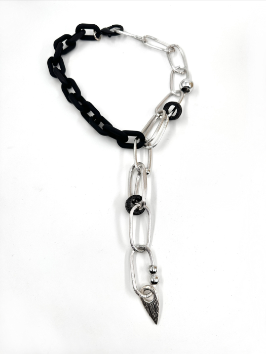 Colier Sculptural 'Eclipsă' din Metal Texturat, Rășină și Piatră Vulcanică [3]