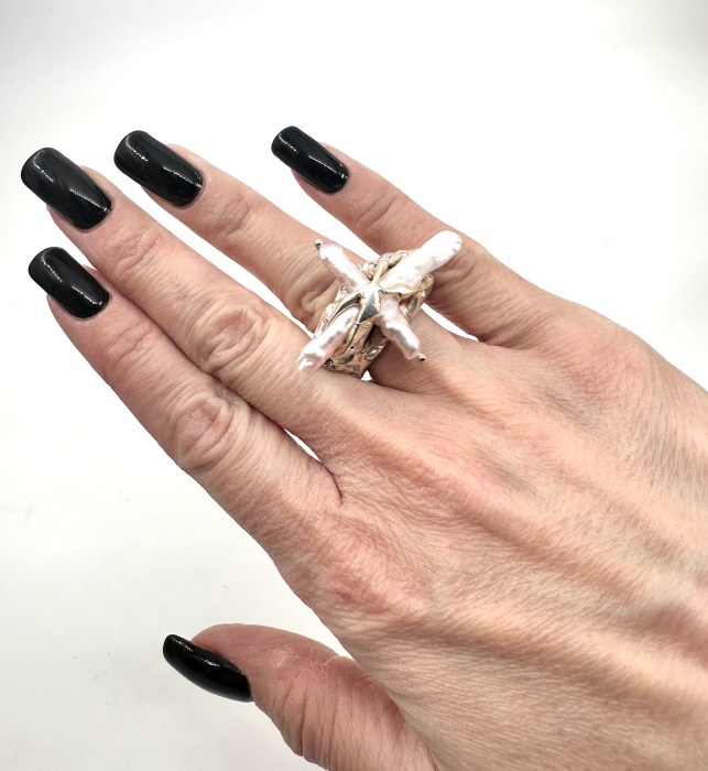 Denumire: Inel Sculptural 'Crux Maris' din Alamă Placată cu Argint și Perlă Barocă [2]