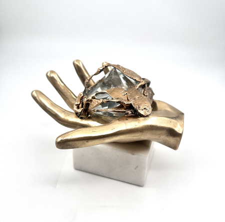 Obiecte de Arta - Sculptură 'The Giving Hand' din Bronz Turnat și Cristale de Cuarț,artist Dan Bancila