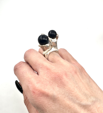 Inel Sculptural 'Dual Onyx' din Alamă Placată cu Argint [2]