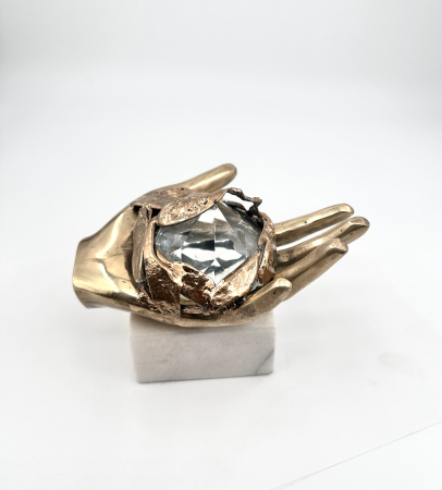 Sculptură 'The Giving Hand' din Bronz Turnat și Cristale de Cuarț,artist Dan Bancila [1]