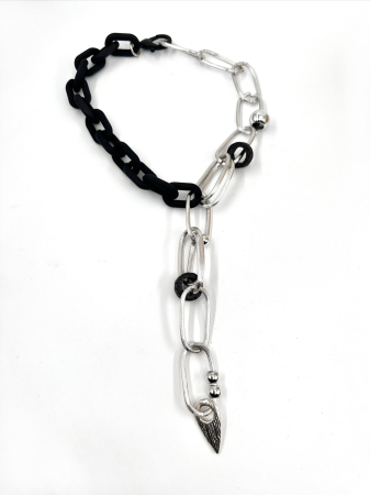 Colier Sculptural 'Eclipsă' din Metal Texturat, Rășină și Piatră Vulcanică [2]