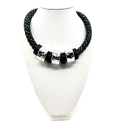 Coliere - Colier Sculptural 'Telluric' din Textil Împletit, Metal  și Roci Vulcanice