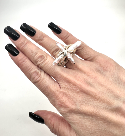 Denumire: Inel Sculptural 'Crux Maris' din Alamă Placată cu Argint și Perlă Barocă [1]