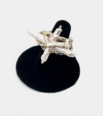 Inele - Denumire: Inel Sculptural 'Crux Maris' din Alamă Placată cu Argint și Perlă Barocă