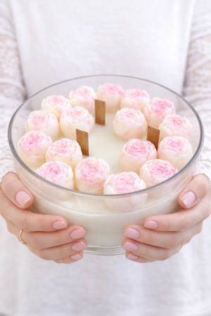 Colecția Primăvară–Vară - Aranjament floral din ceară naturală – Bujori delicați