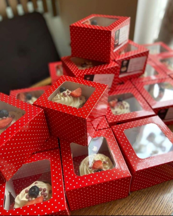 Cutie cu fereastră și tăviță 12x12x8, rosu cu puncte [2]