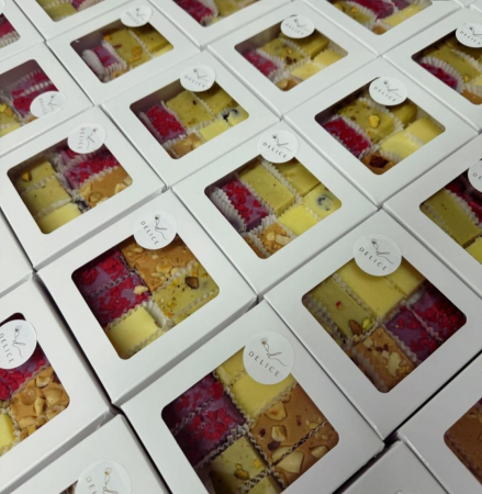 Scatole Basse per Biscotti o Pan di Zenzero - Cutie E11: 10x10x4, cu fereastra si tavita, alb lucios