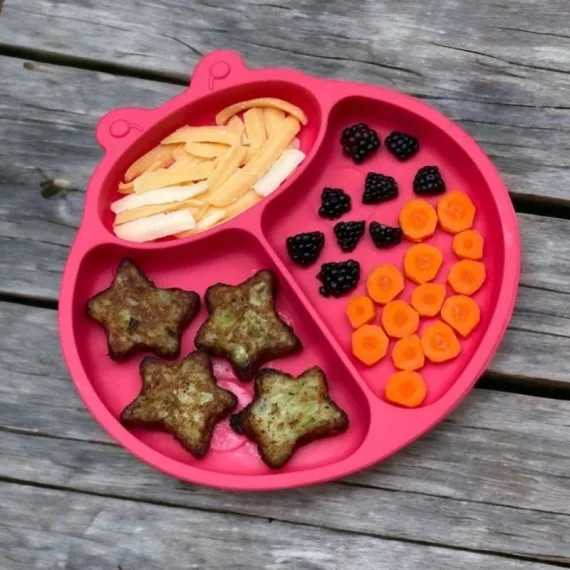 Farfurie compartimentata din silicon cu ventuza pentru diversificare bebelusi in forma de gargarita Almido, Rosu [4]