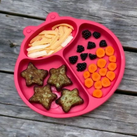 Farfurie compartimentata din silicon cu ventuza pentru diversificare bebelusi in forma de gargarita Almido, Rosu [3]